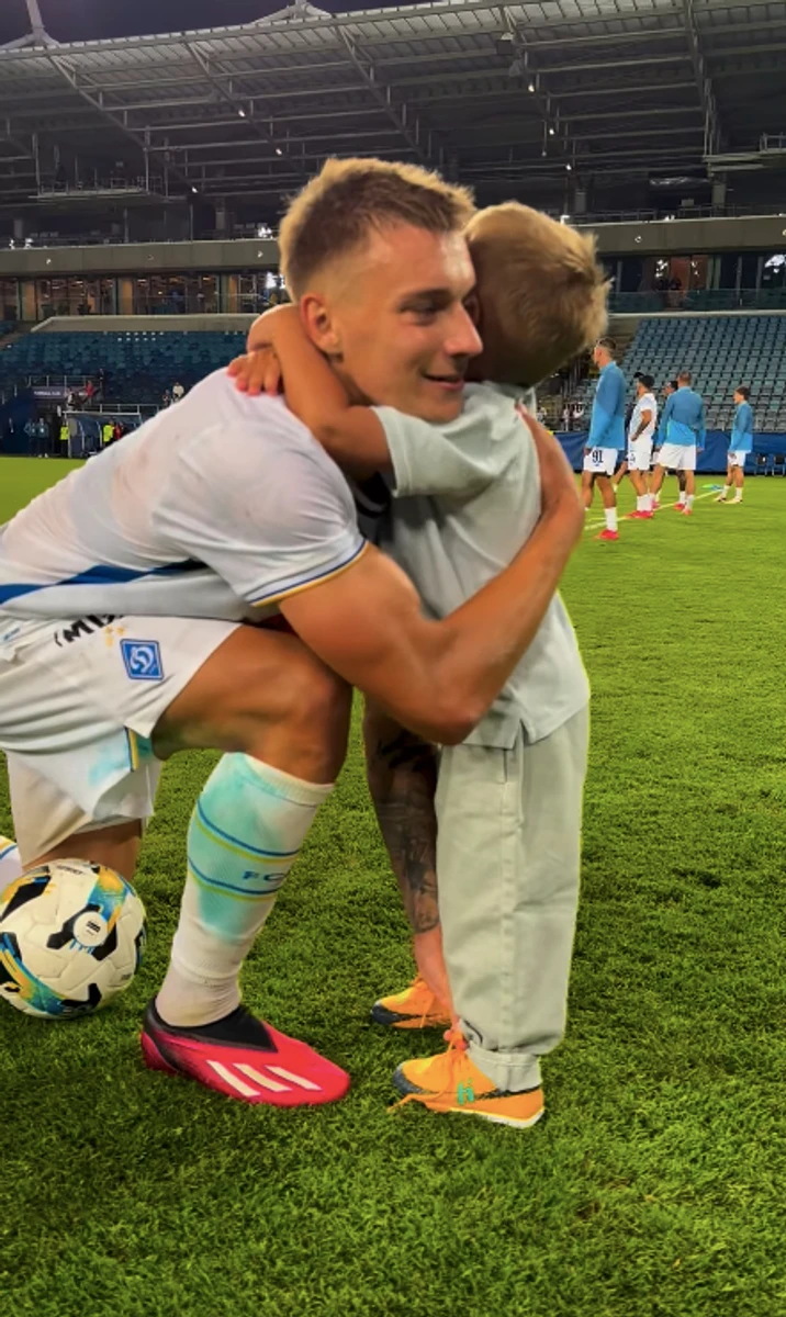 Даша Квіткова замилувала, як її син обійняв Володимира Бражка на футболі