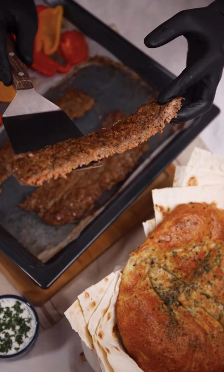 Ектор Хіменес-Браво показав, як готує турецький кебаб