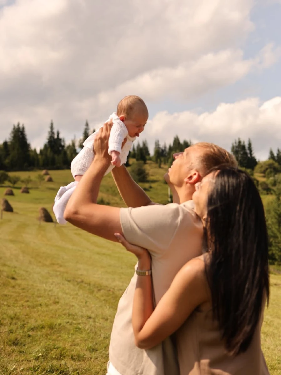 Спортсменка з чоловіком і донькою у Карпатах