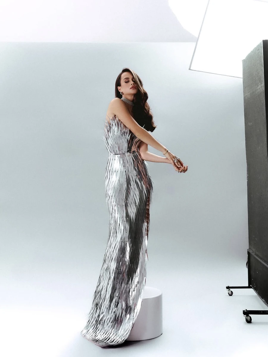 Таня Парфільєва у блискучій сукні з розрізом наробила ефектних фото на 31-річчя