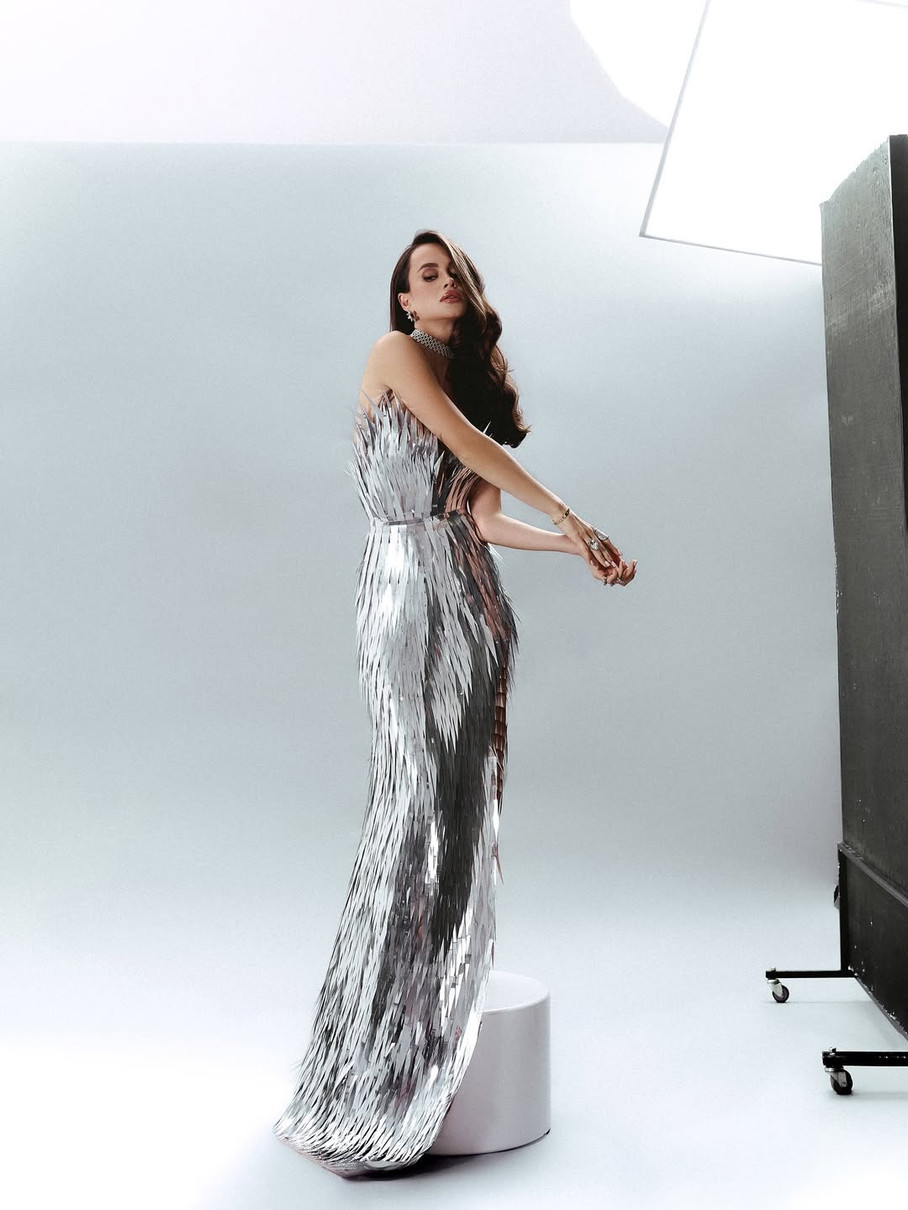 Таня Парфільєва у блискучій сукні з розрізом наробила ефектних фото на 31-річчя