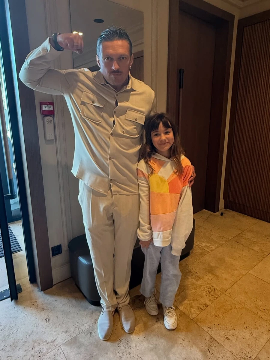 Андрій Бєдняков замилував фото своєї дочки з Олександром Усиком