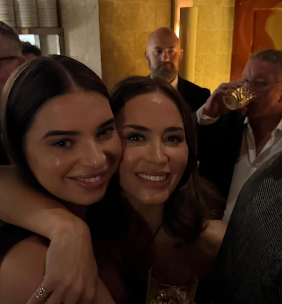 Дружина Олександра Усика пообіймалася з Емілі Блант