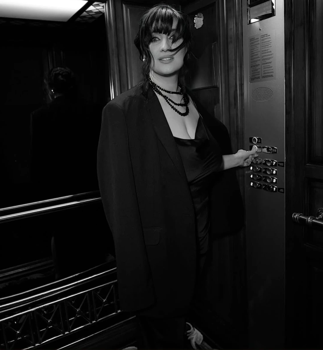 Соломія Вітвіцька в ефектній сукні зазнімкувалася в ліфті