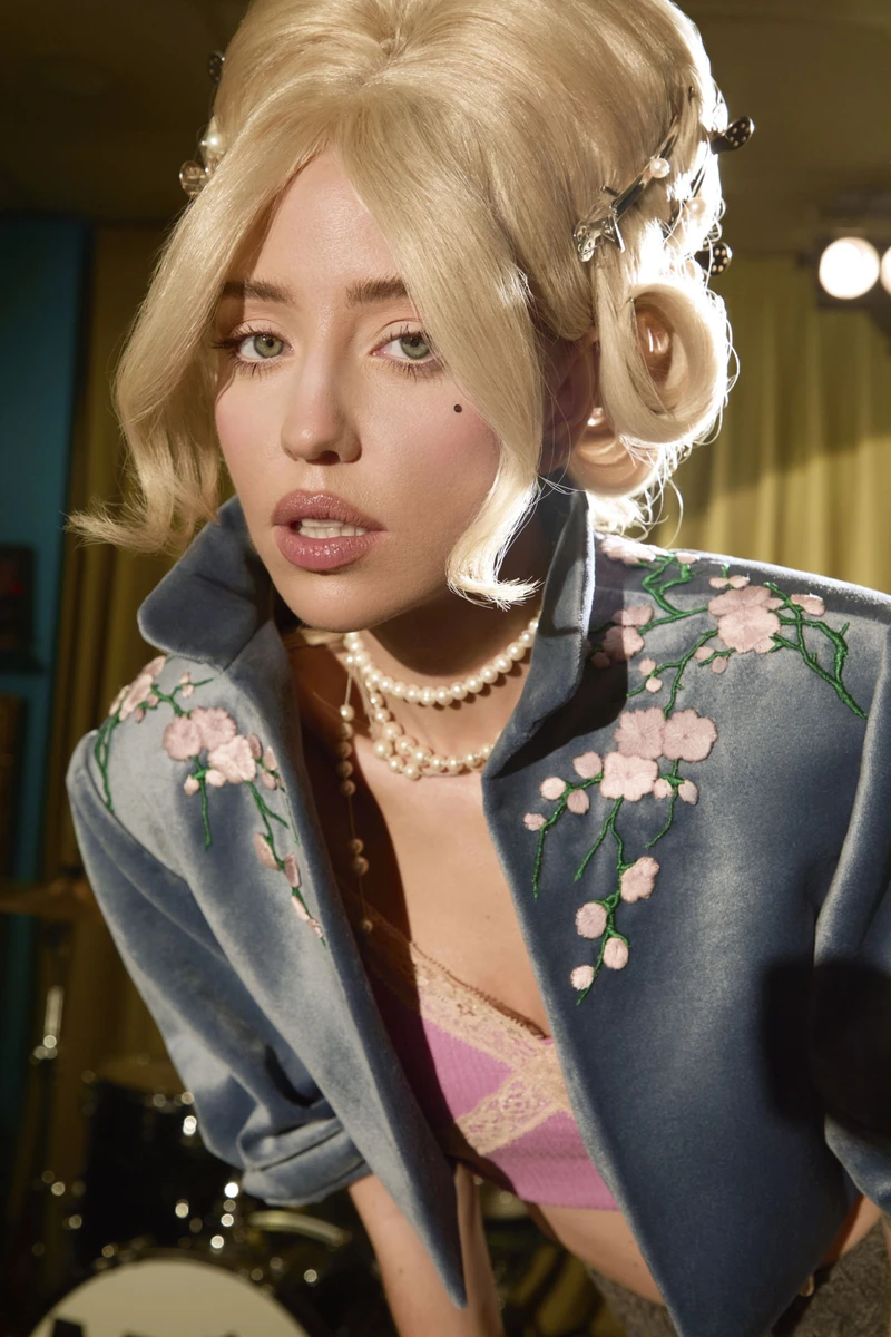 Оксамит, мереживо і вишита гілка сакури як акцент-відсилка до самої “Японії”. Образ створила художниця з костюмів Дарія Біла