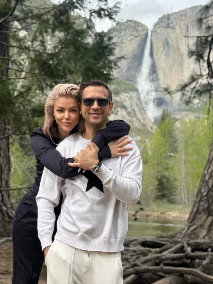 Дмитро Ступка в обіймах Юлії Барабанової