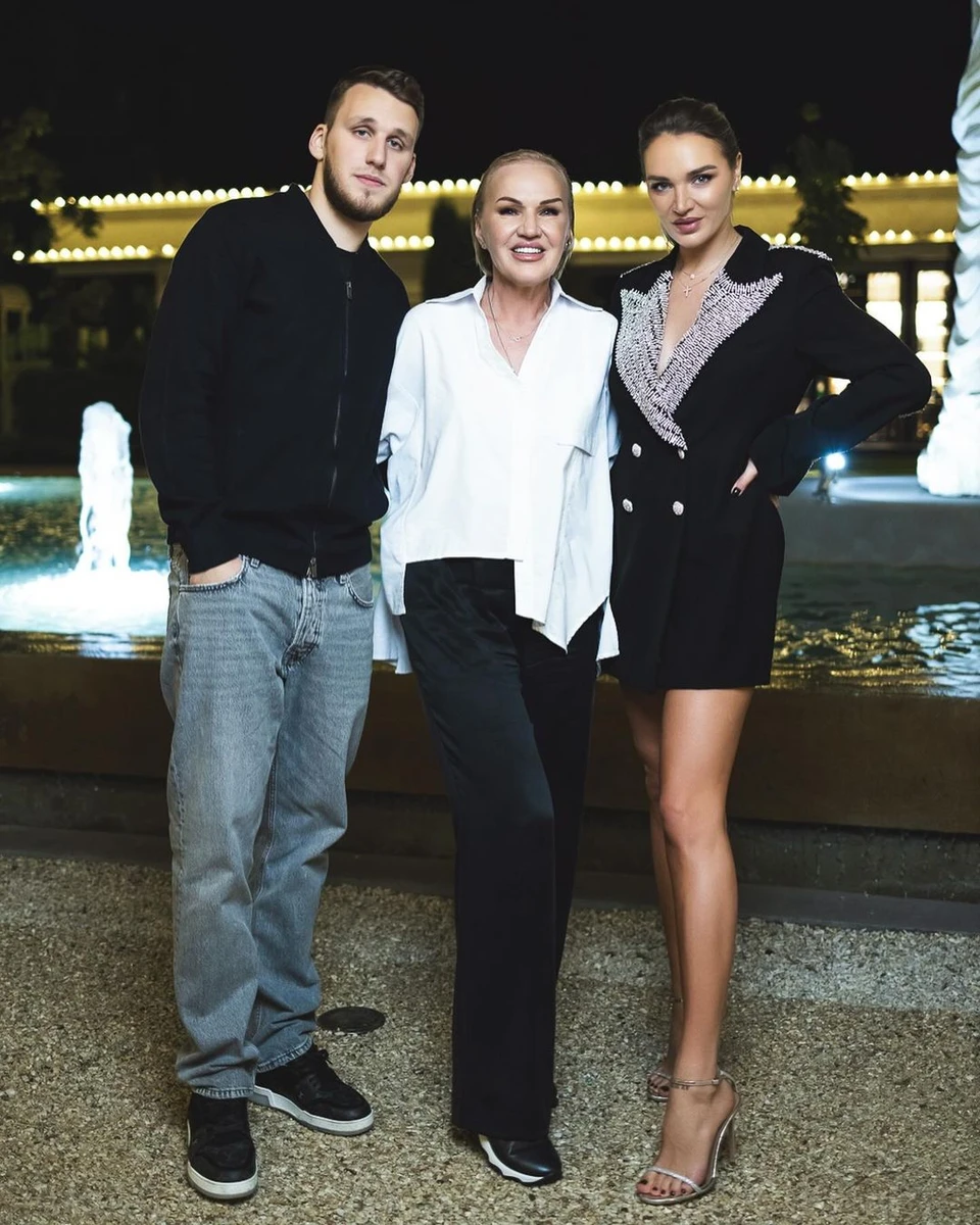 Іменинниця з братом та мамою 