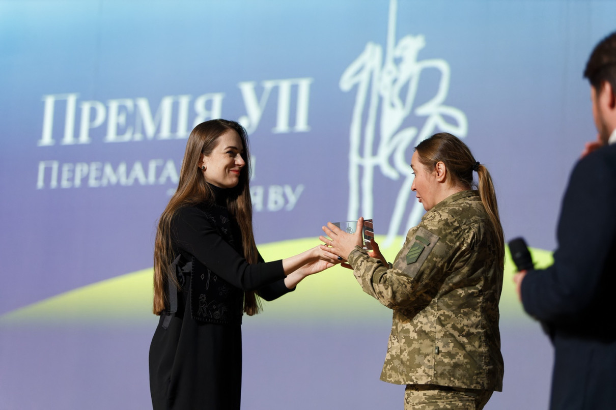 Олена Толкачова отримала нагороду з рук правозахисниці Олександри Матвійчук 