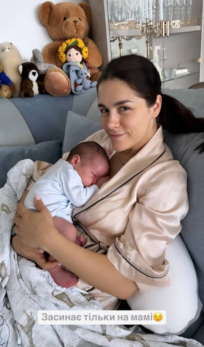 Іванна з сином на грудях