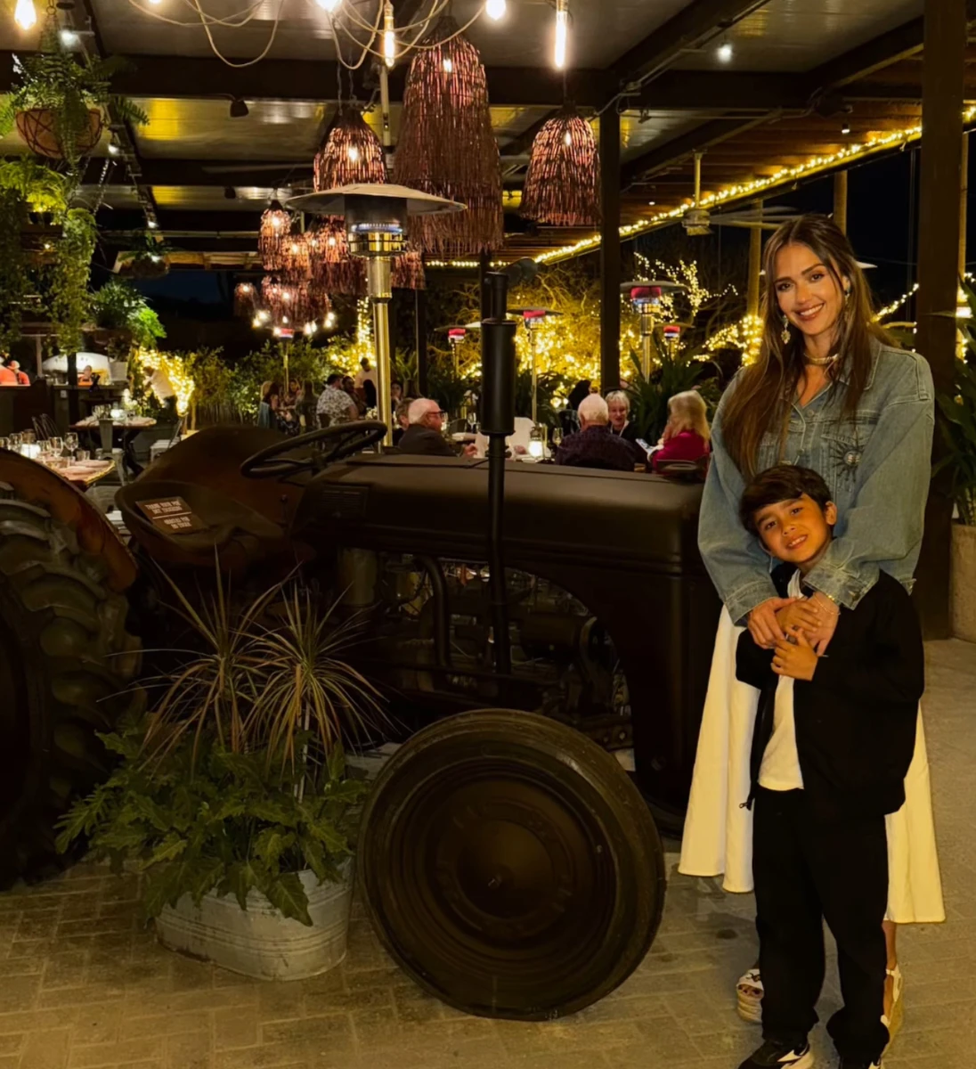 Альба проводить час із 7-річним сином Хейсом у Мексиці