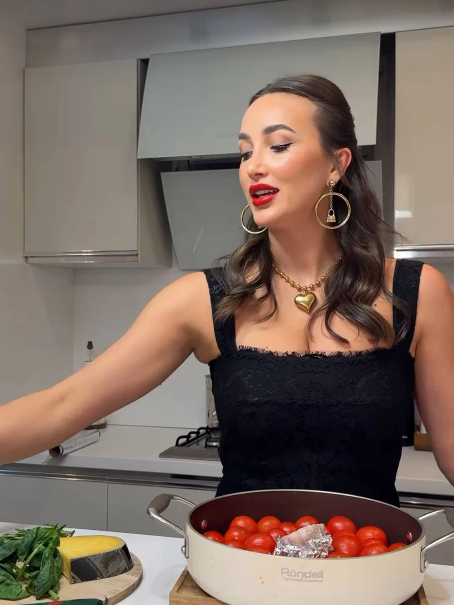 Спершу Ганна запекла томати, часник і розмарин (час приготування - 30 хвилин)