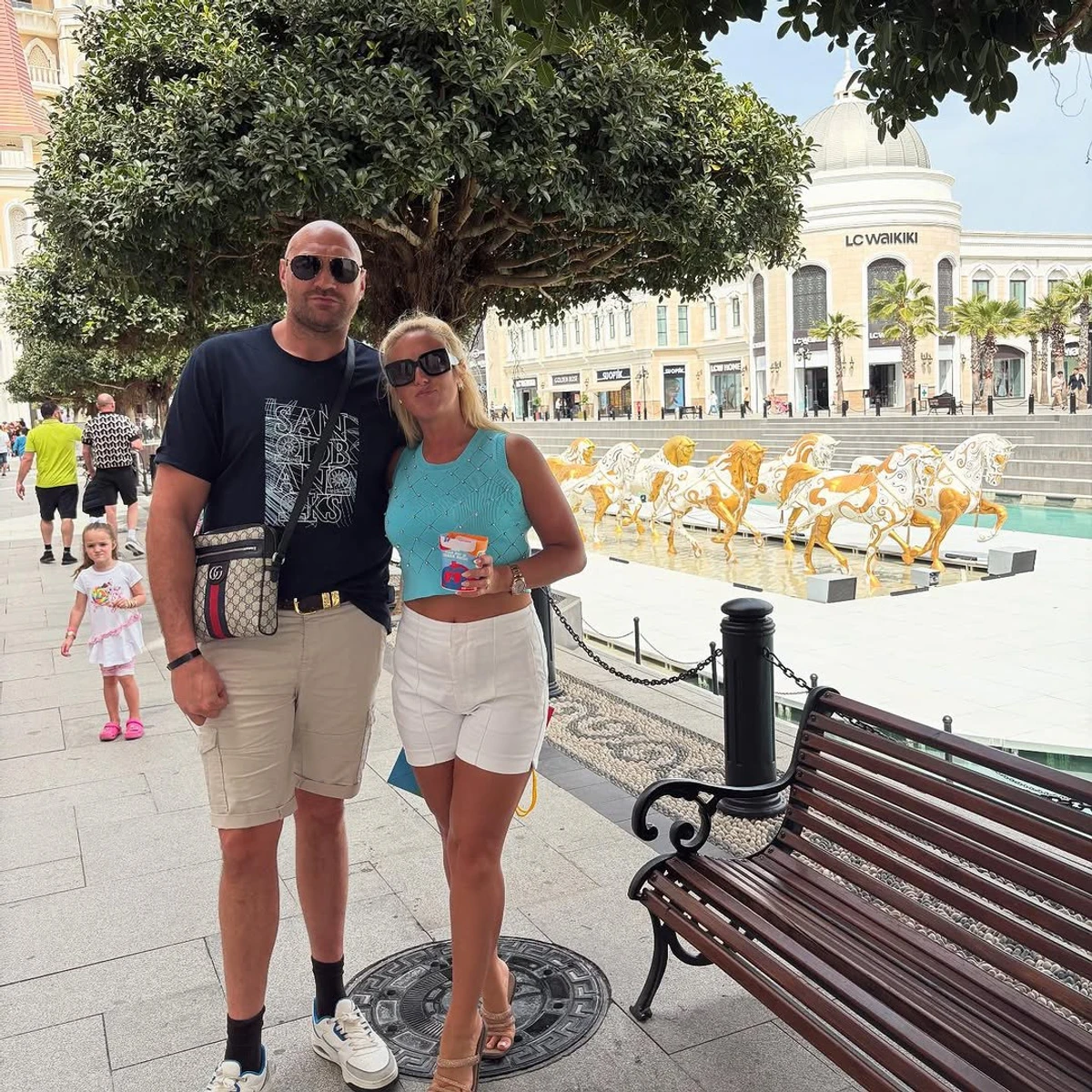 Тайсон Ф'юрі пообіймав дружину на прогулянці