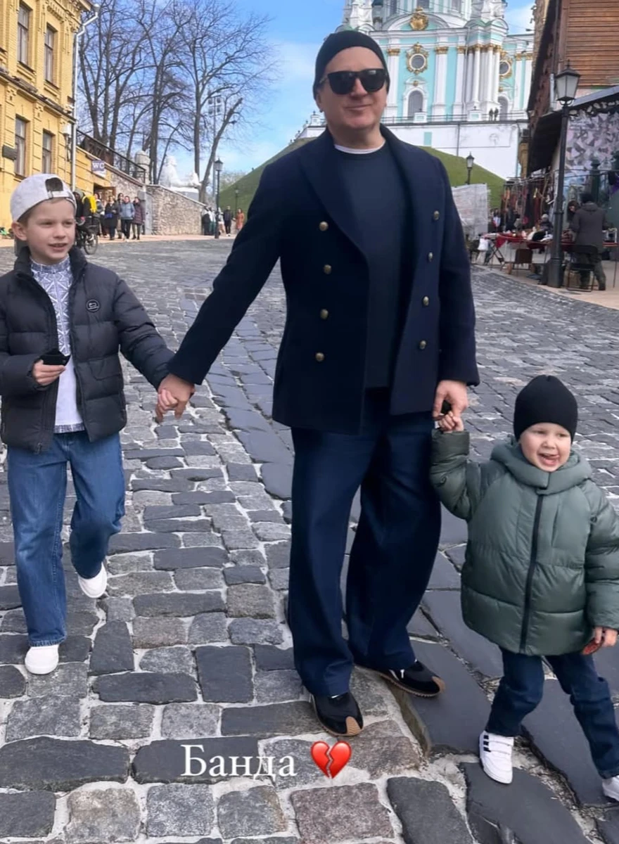 Осадча показала свого чоловіка та синів на прогулянці