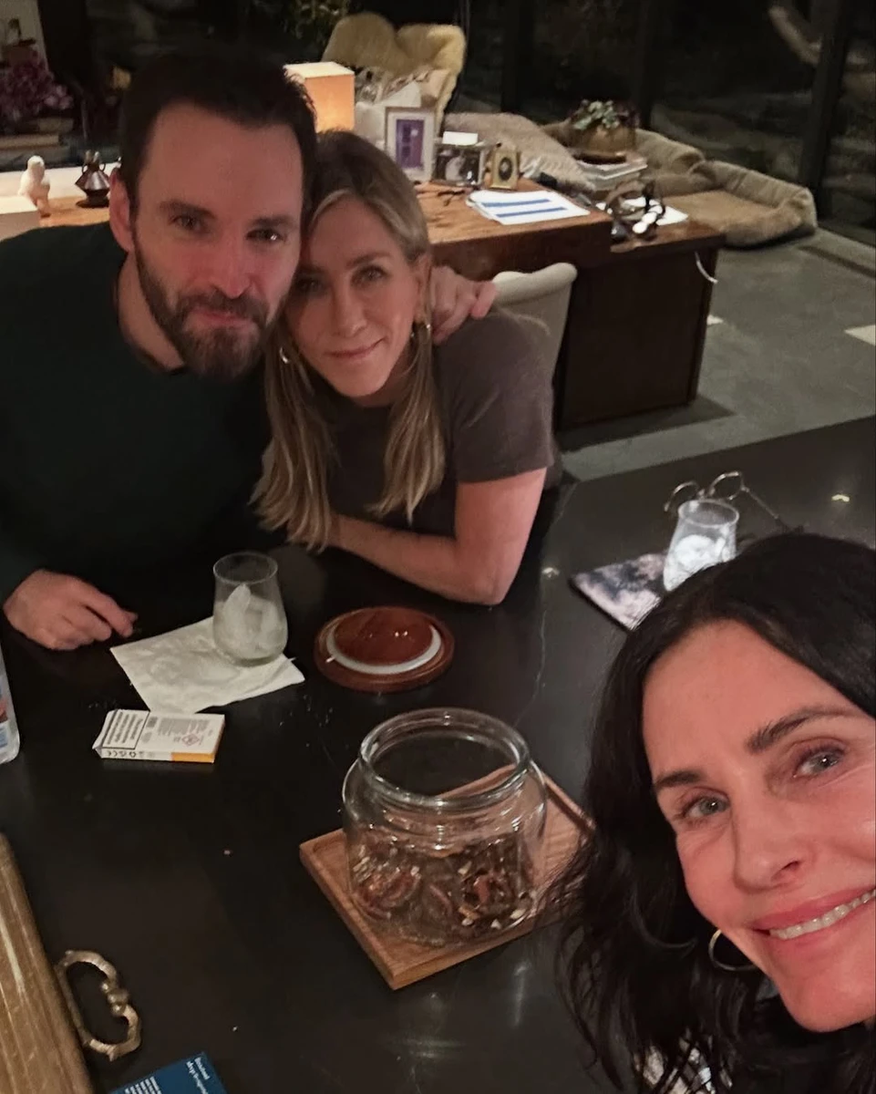 Кортні Кокс показалася з Еністон і нареченим