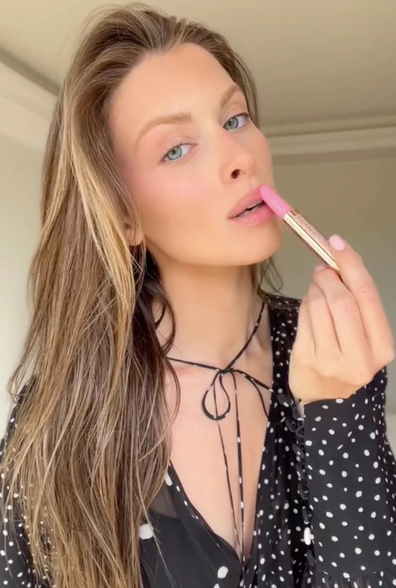 Онука Ротару показала свій макіяж