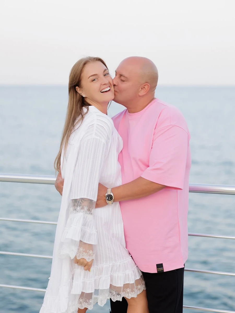 Юрій Ткач цілує свою дружину