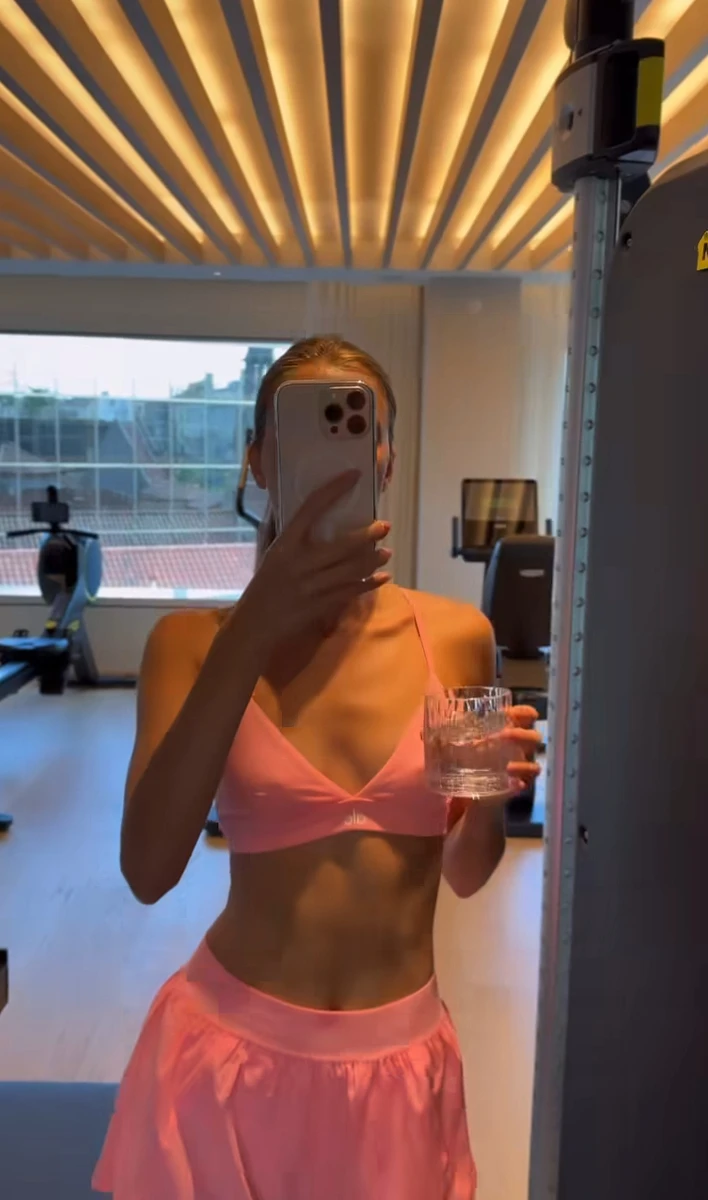 Онука Ротару у шортах й топі зазнімкувала струнке тіло в залі