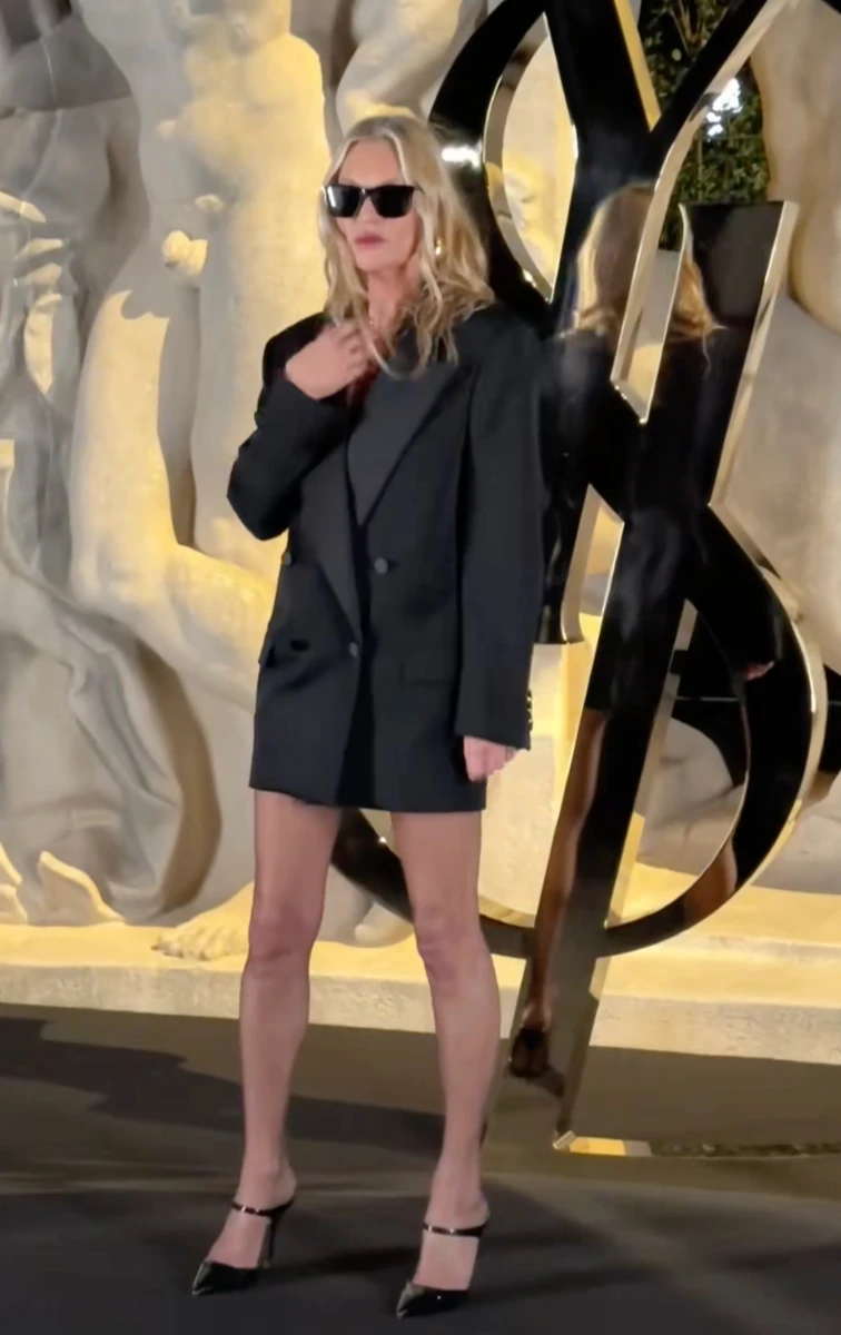 Кейт Мосс похвалилася ногами на показі Saint Laurent в Парижі