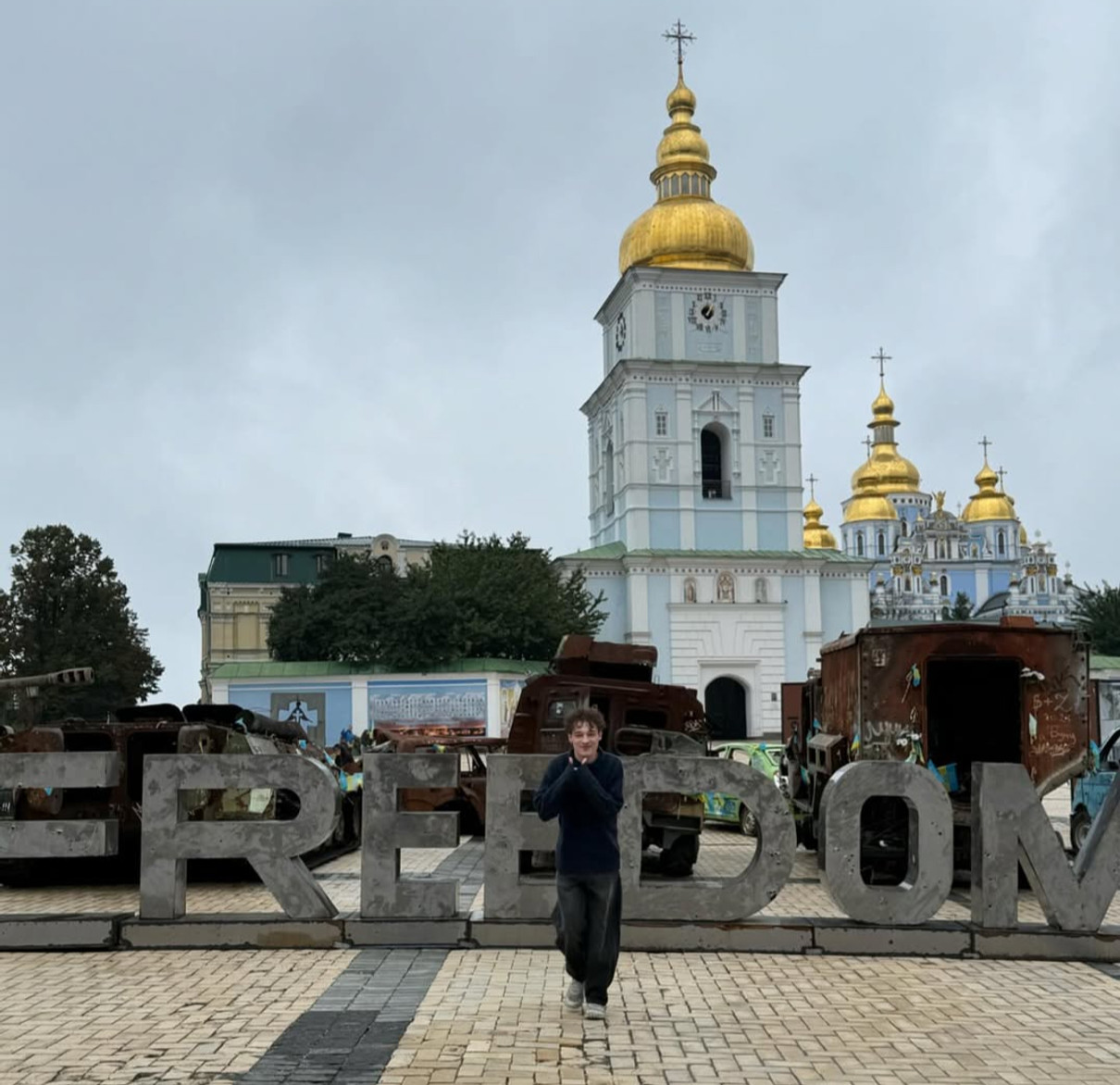 Переможець Євробачення-2024 Nemo попозував біля церкви у Києві