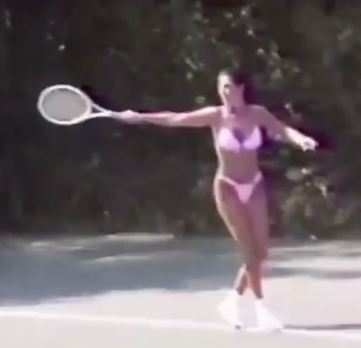 Кріс Дженнр на архівному кадрі у купальнику