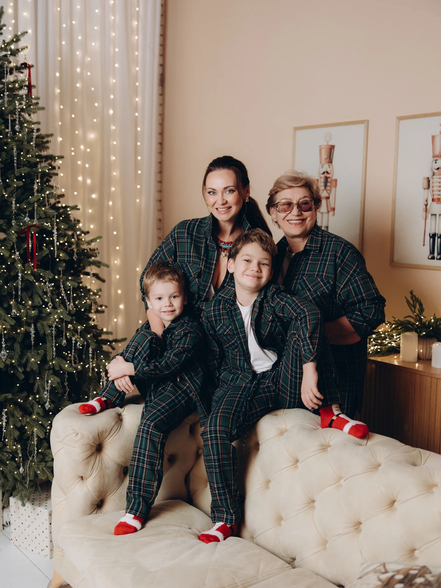 Анна Саліванчук на фото з синами і мамою