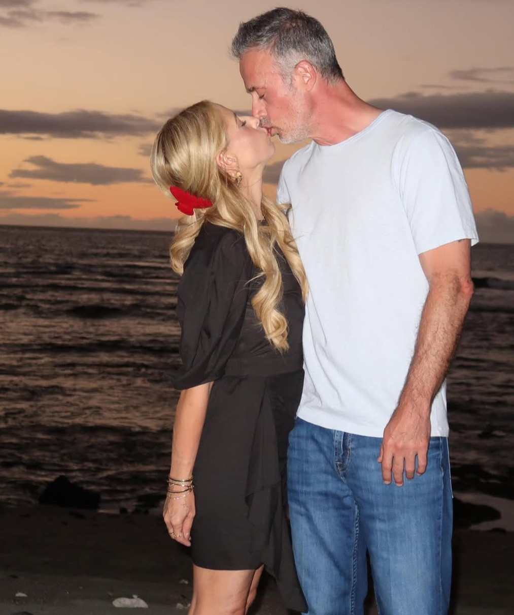 Баффі Сара Мішель Геллар поцілувалася з чоловіком на пляжі