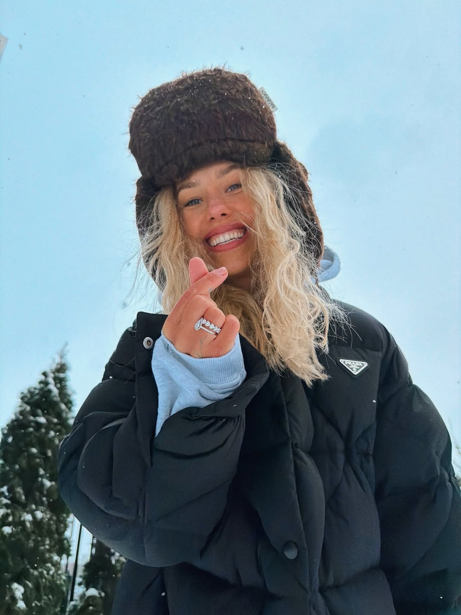 Даша Квіткова попозувала для зимових фото