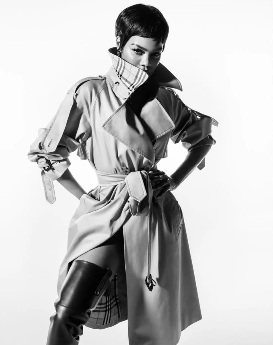 Теяна Тейлор блиснула стегном у тренчі для реклами Burberry