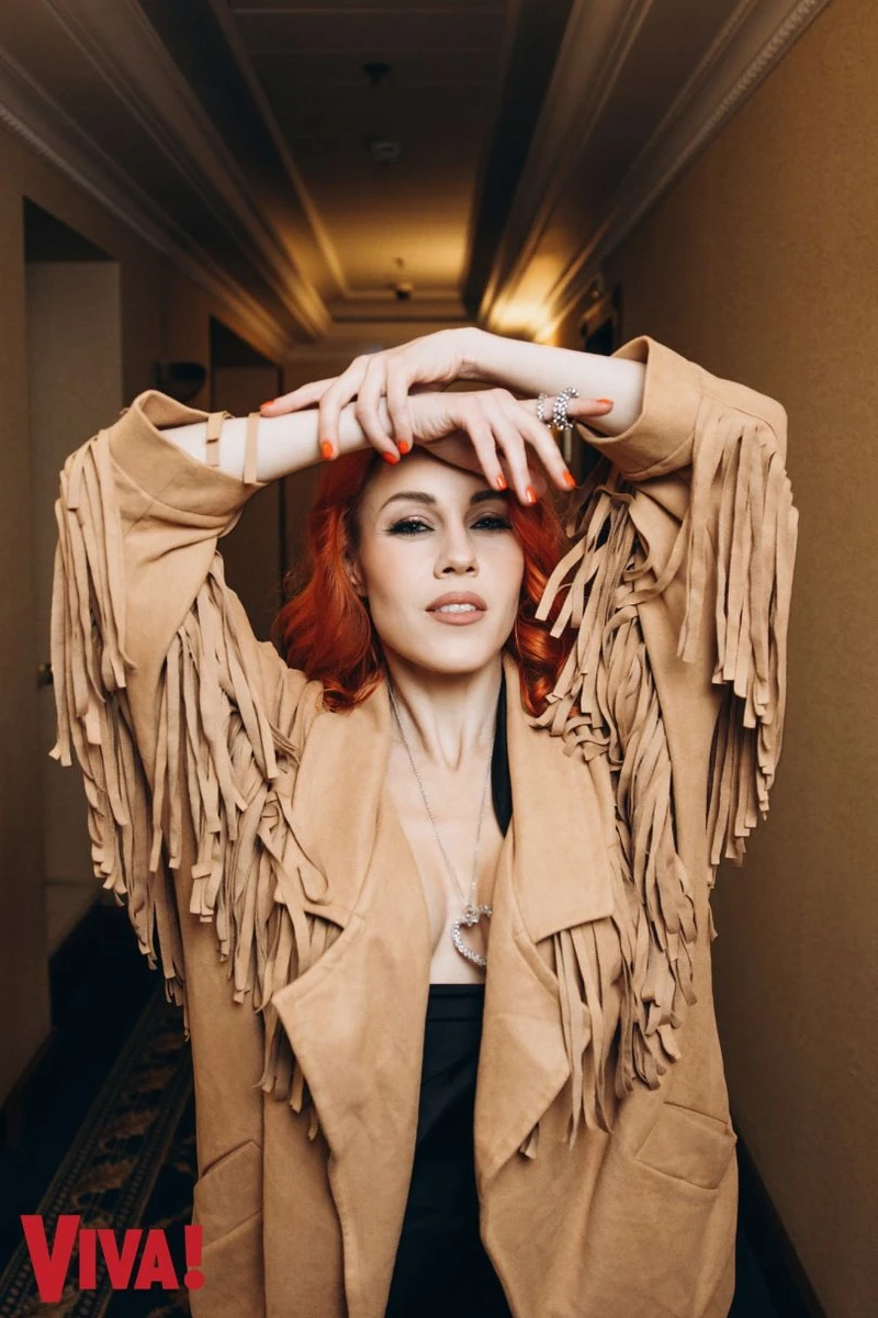 Олена Тополя в шкіряній куртці з бахромою