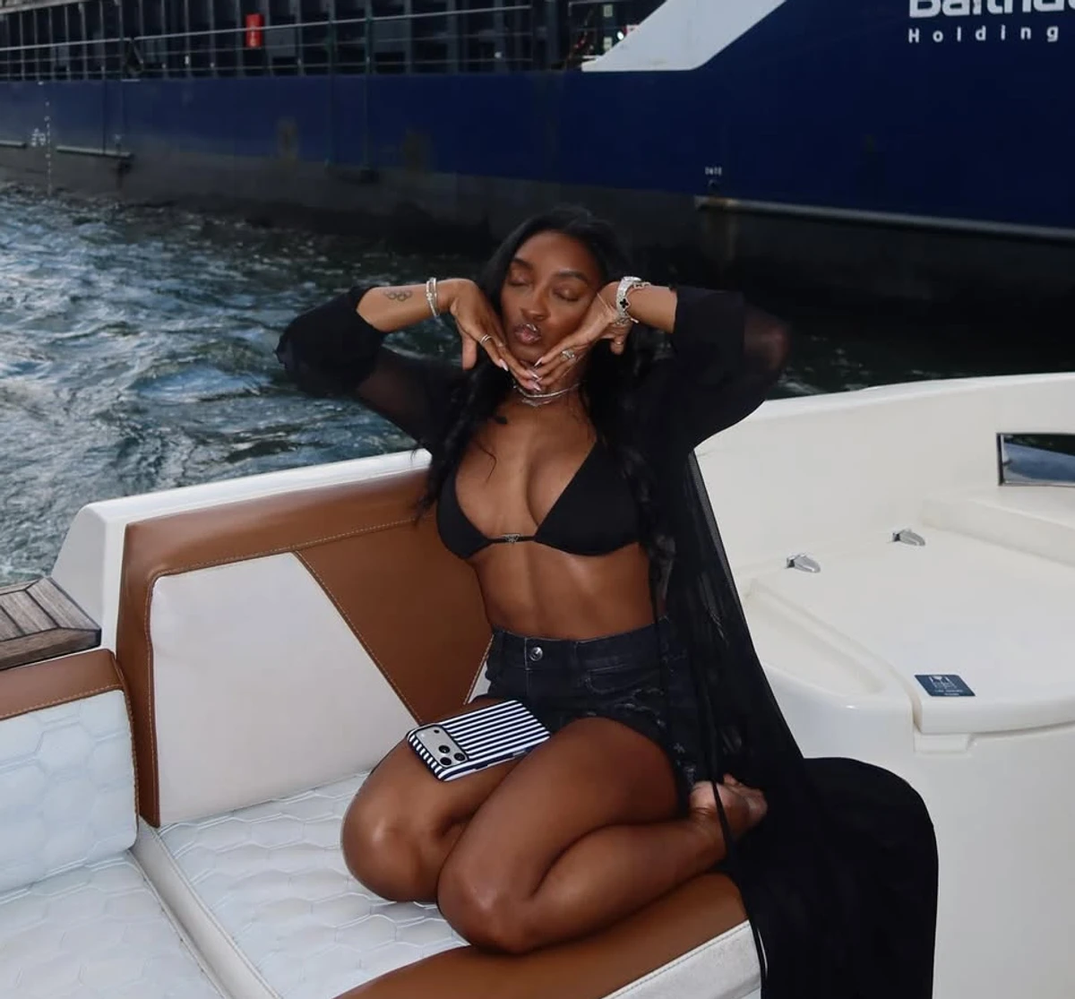 Сімона Байлз у купальнику та шортах показала тіло на яхті