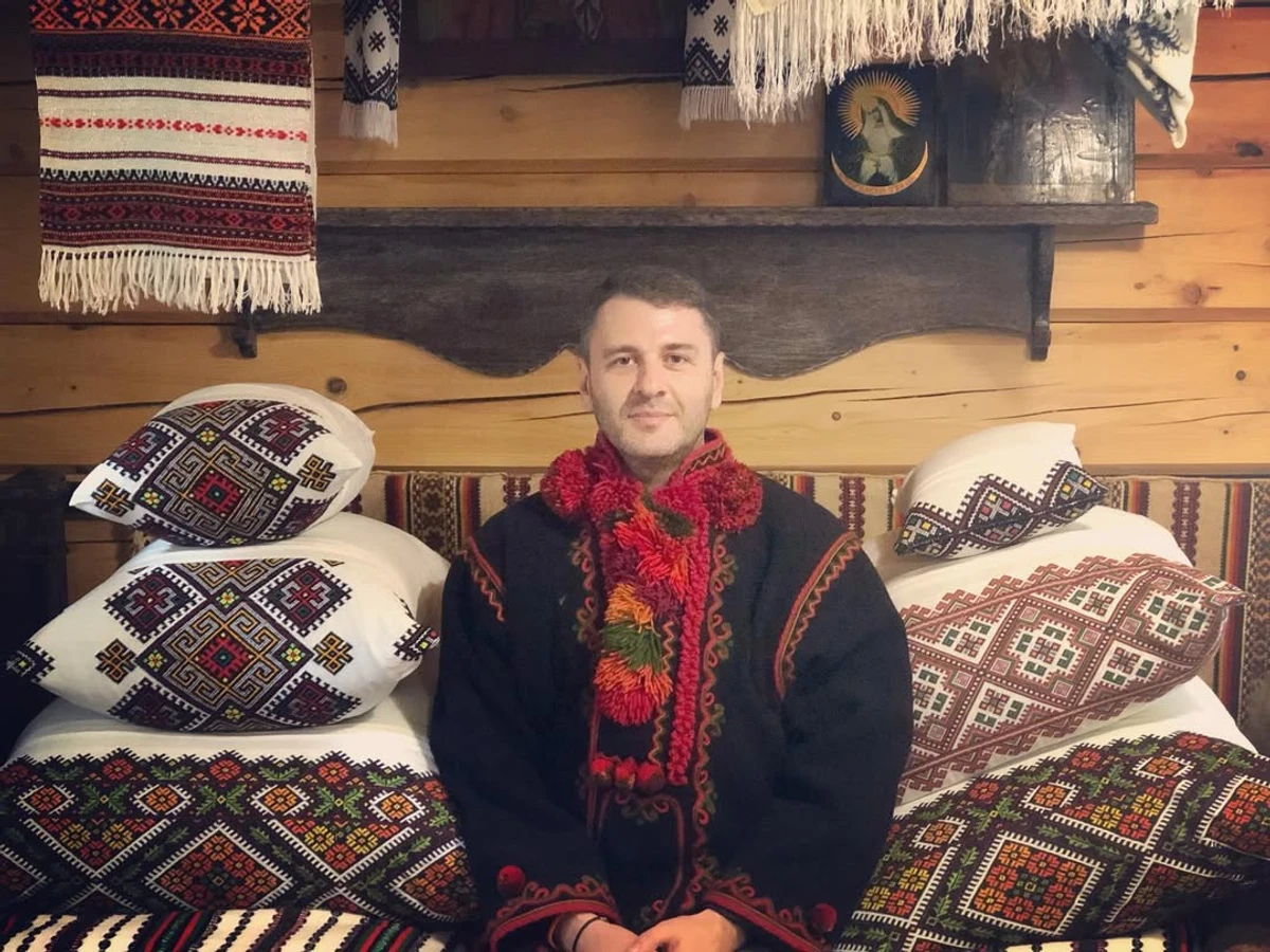 Сергій Перман у українському народному вбранні