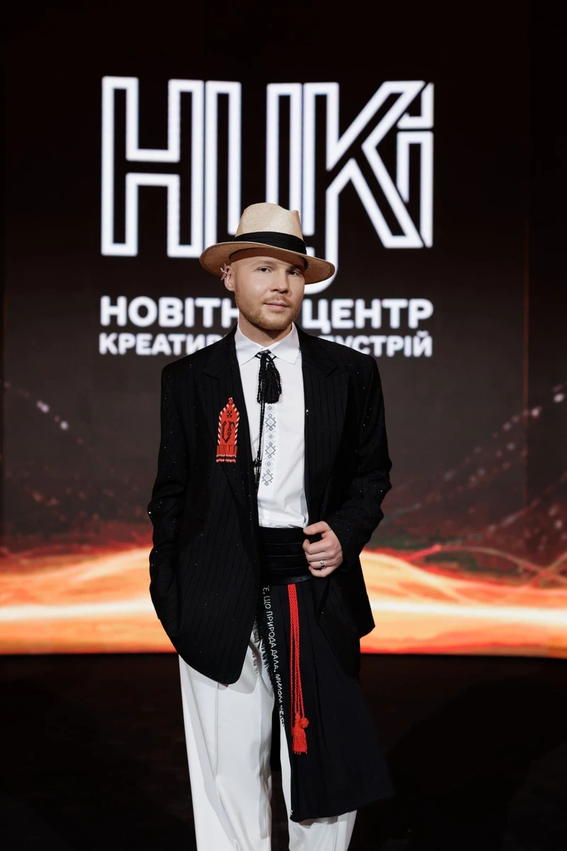 Влад Дарвін продемонстрував чоловічий етно-тай