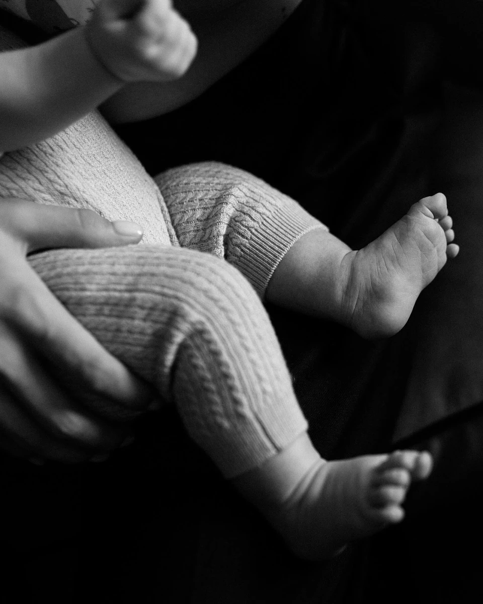 2-місячна красуня в мами на ручках