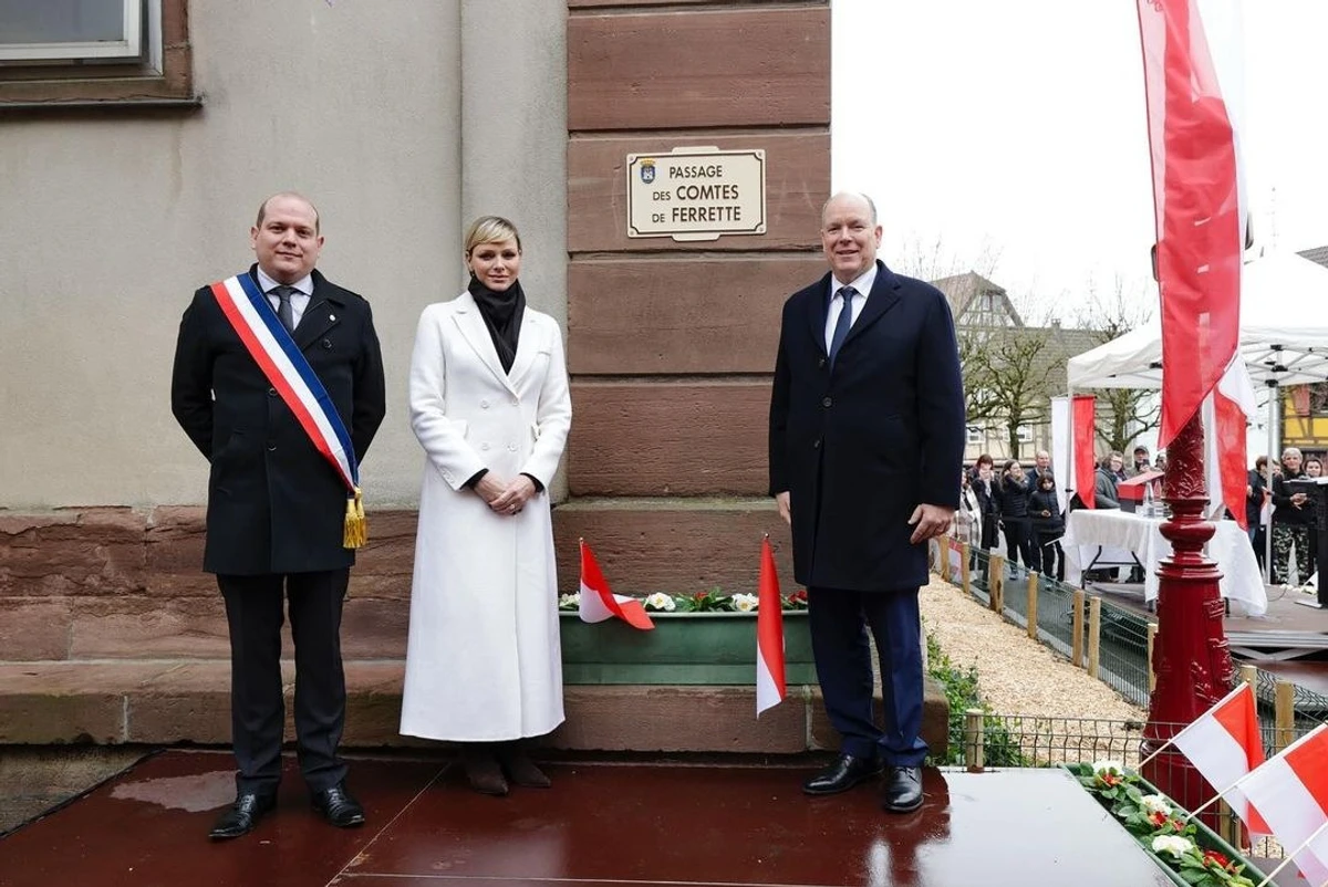 Модниця-княгиня має в гардеробі ще одне дуже схоже пальто