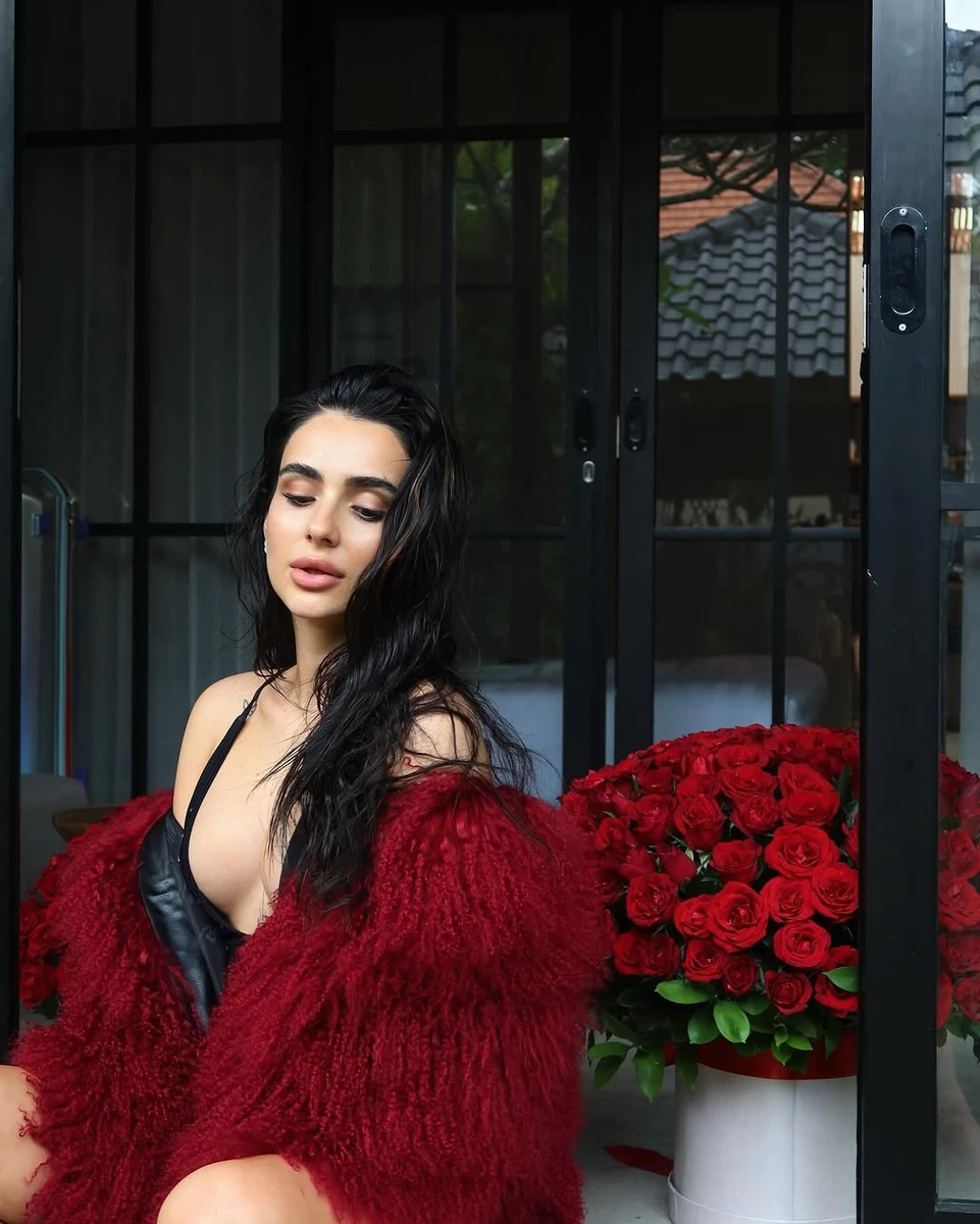 Анна Трінчер наробила фото у шубі