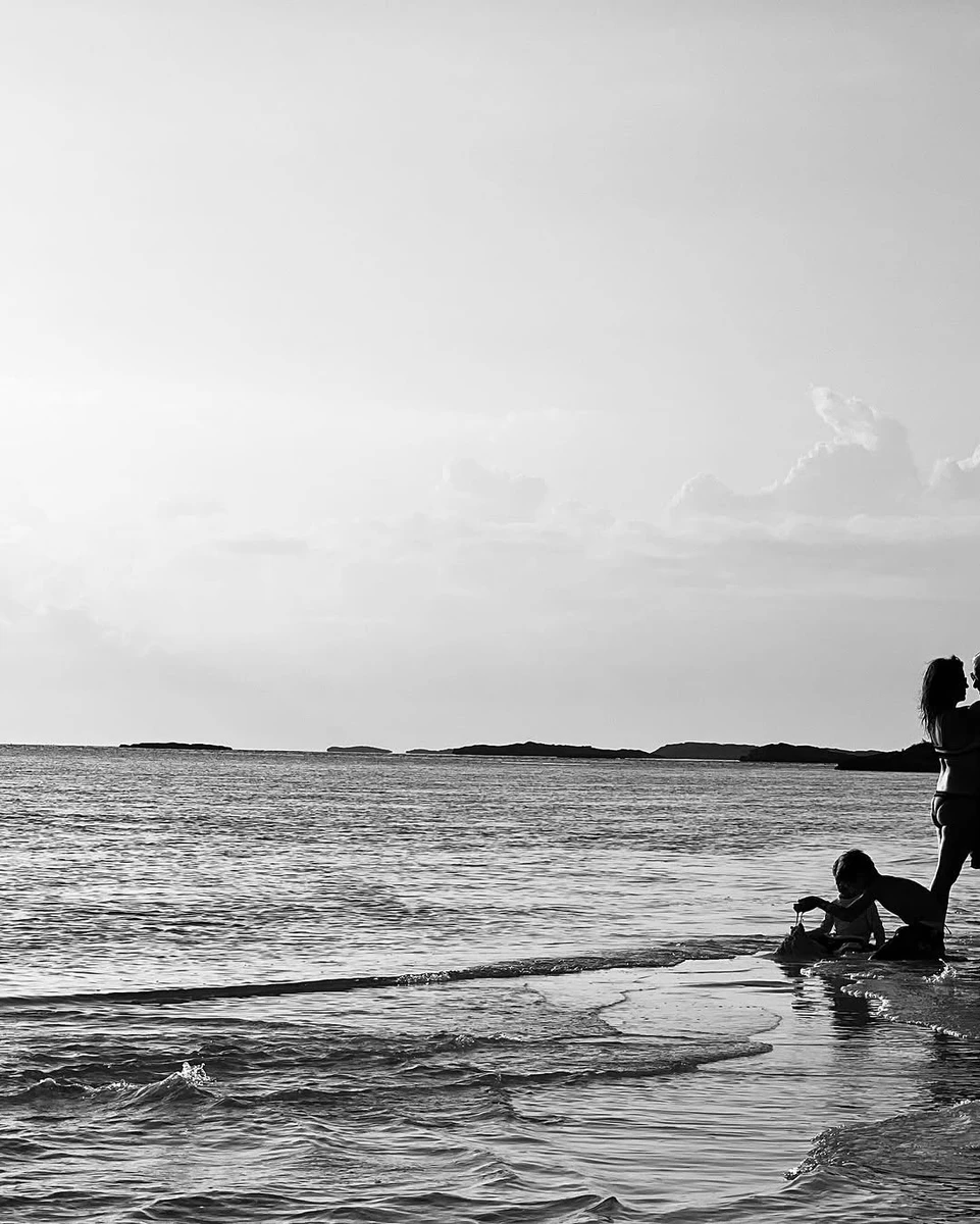 Річард Гір попозував на пляжі з коханою і дітьми