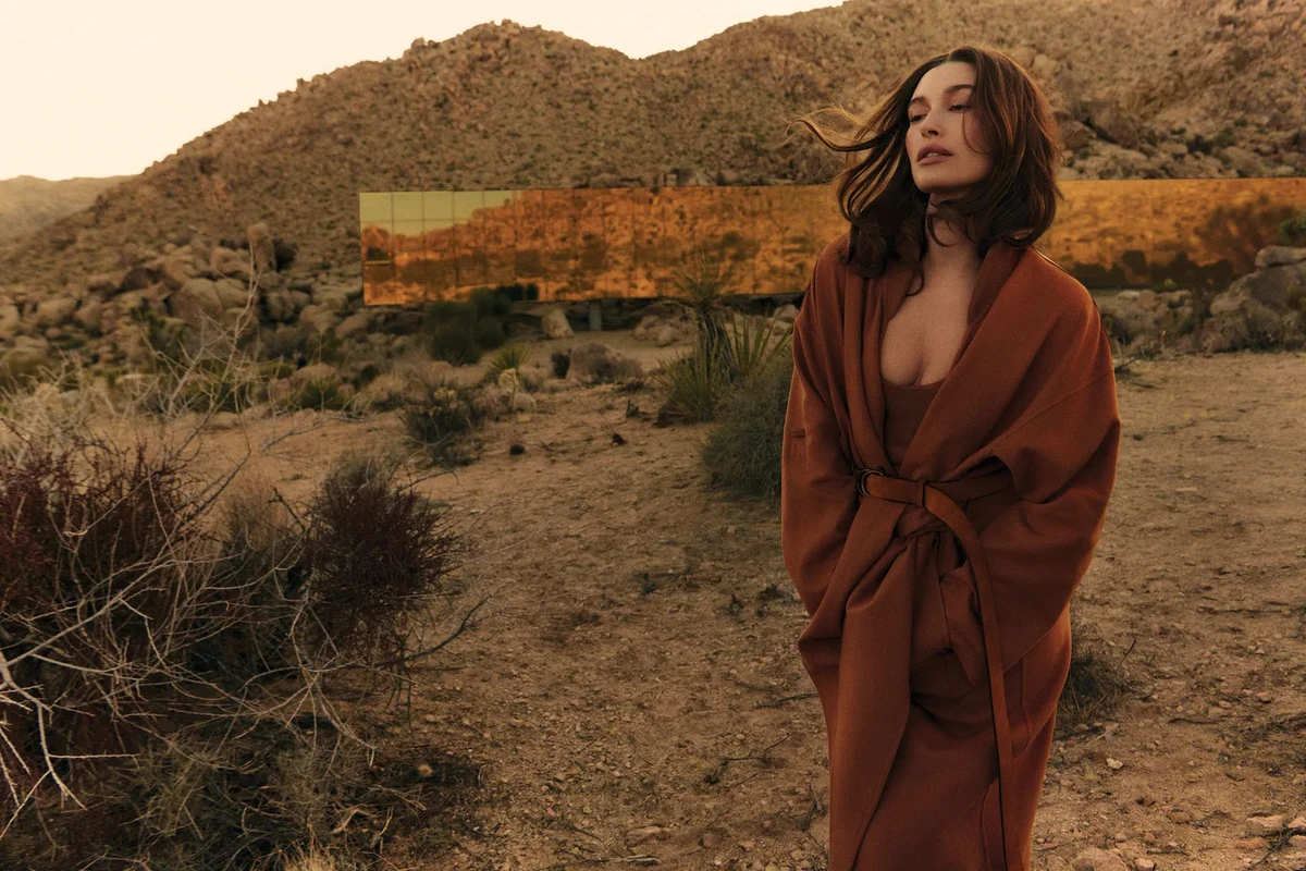 Хейлі Бібер з декольте попозувала на вулиці