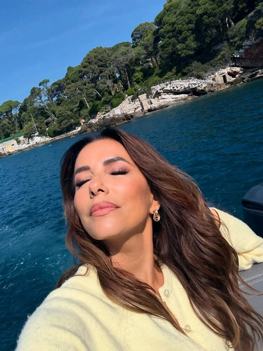 Єва Лонгорія наробила селфі на яхті