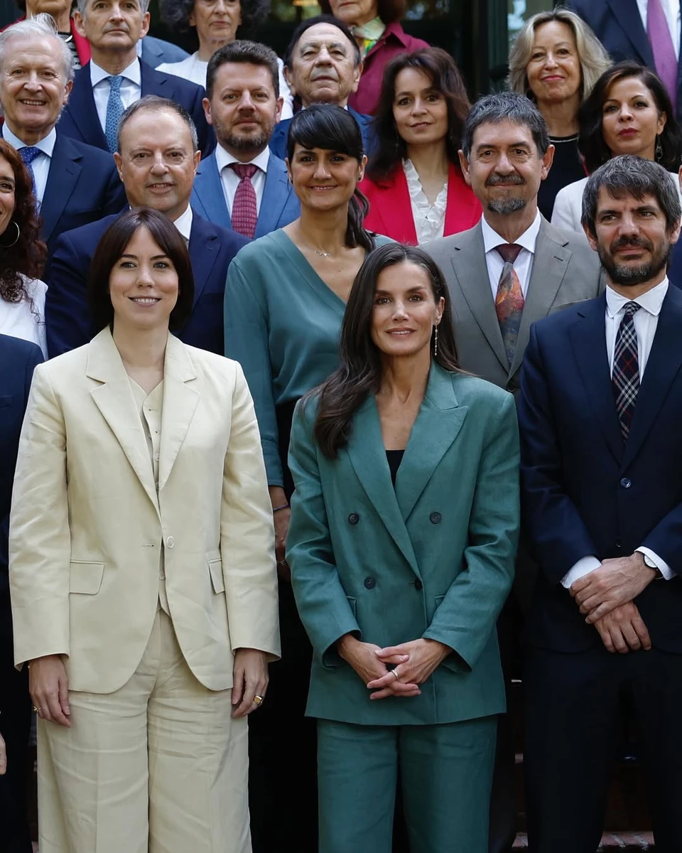 Королева Летісія попозувала в елегантному зеленому образі