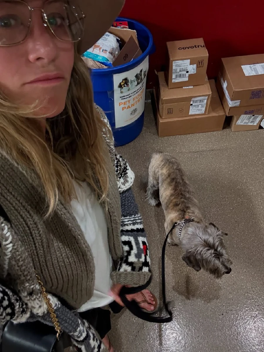 Еністон і пес Клайді