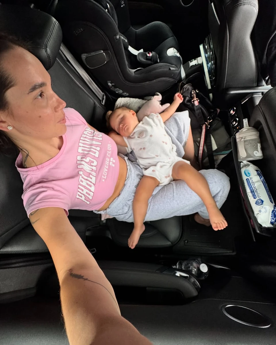 Наталія Татарінцева насмішила, як дочка лежала в неї на колінах