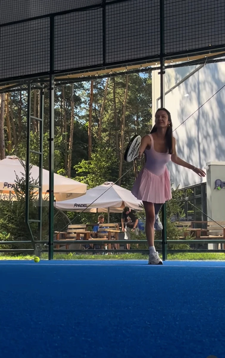 Христина Горняк у міні пограла в падл на корті