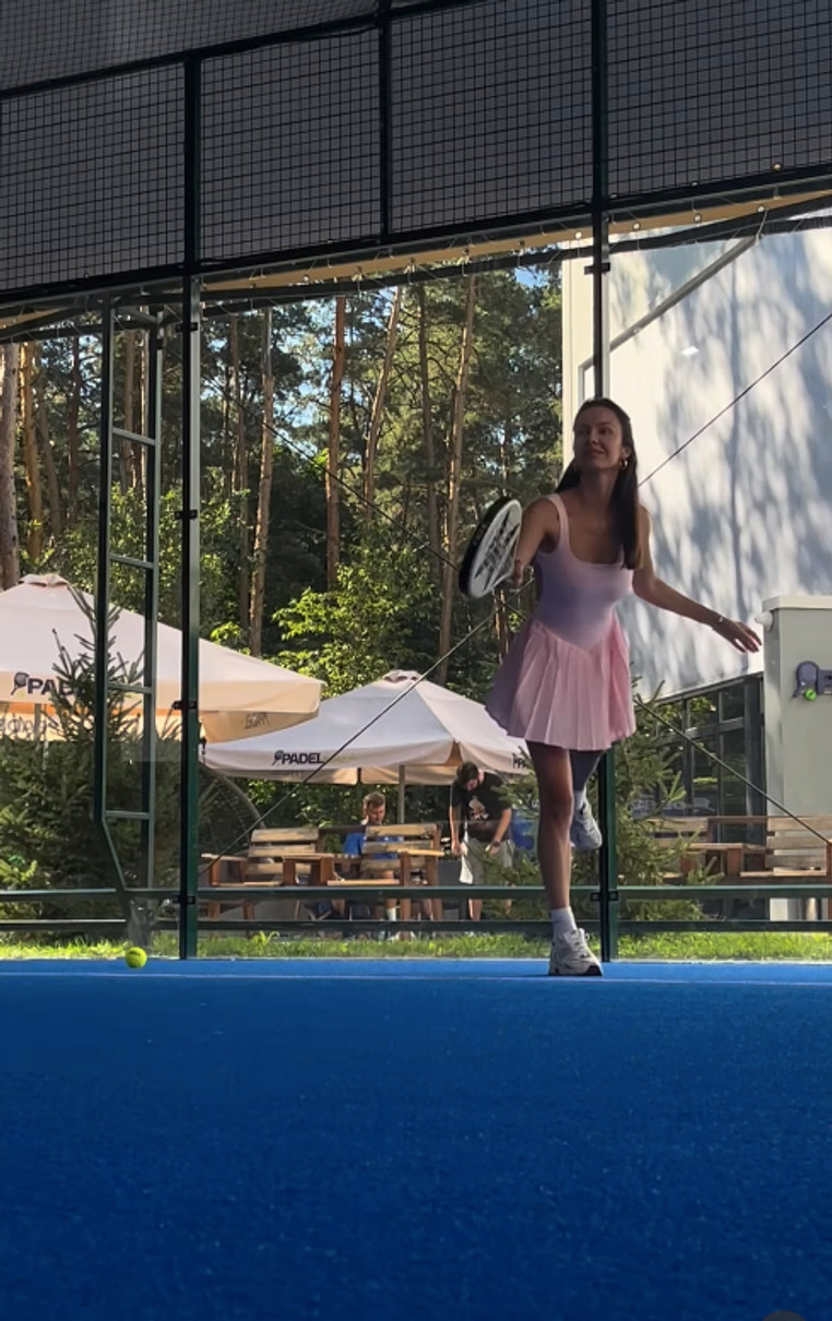 Христина Горняк у міні пограла в падл на корті