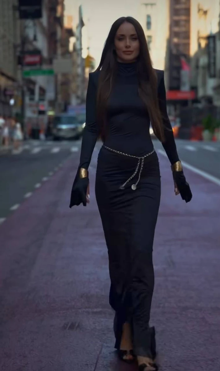 Мішина в обтислій сукні посвітила формами