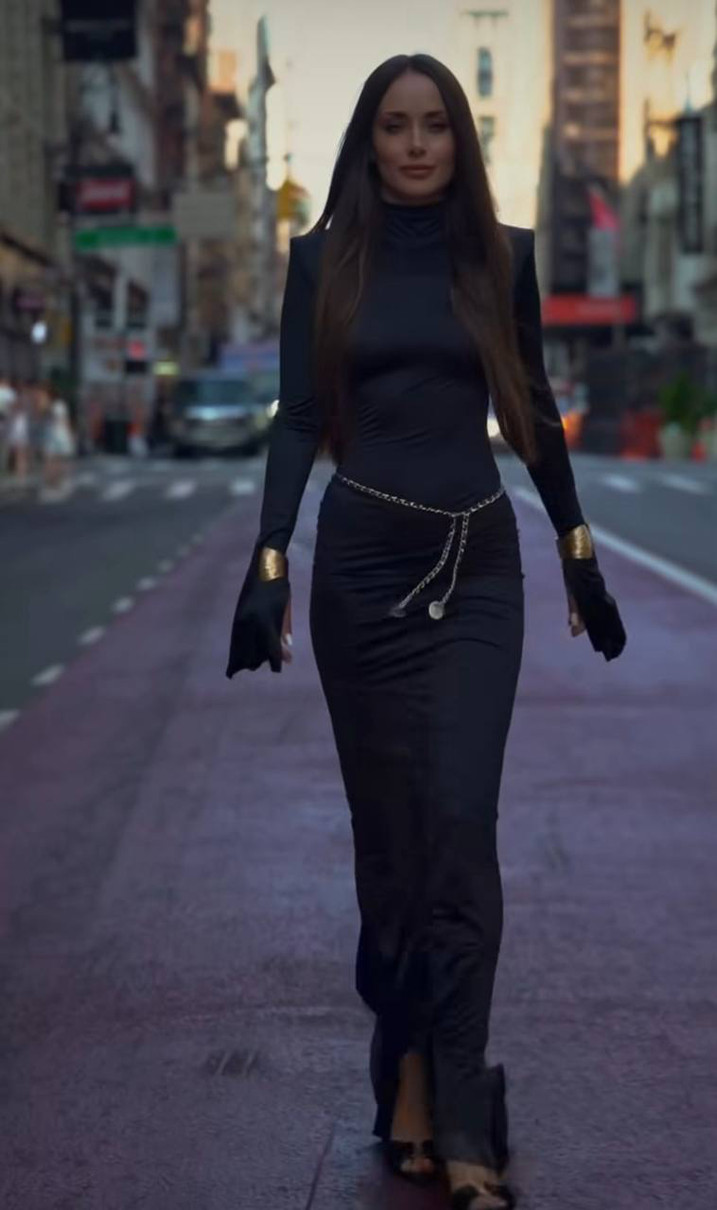 Мішина в обтислій сукні посвітила формами