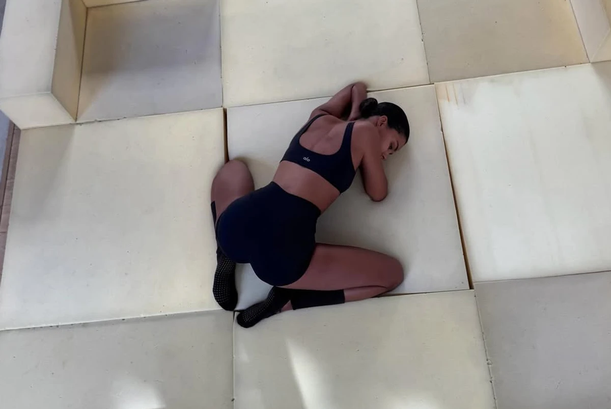 Тіна Кунакі у шортах спокусливо повигиналася на підлозі