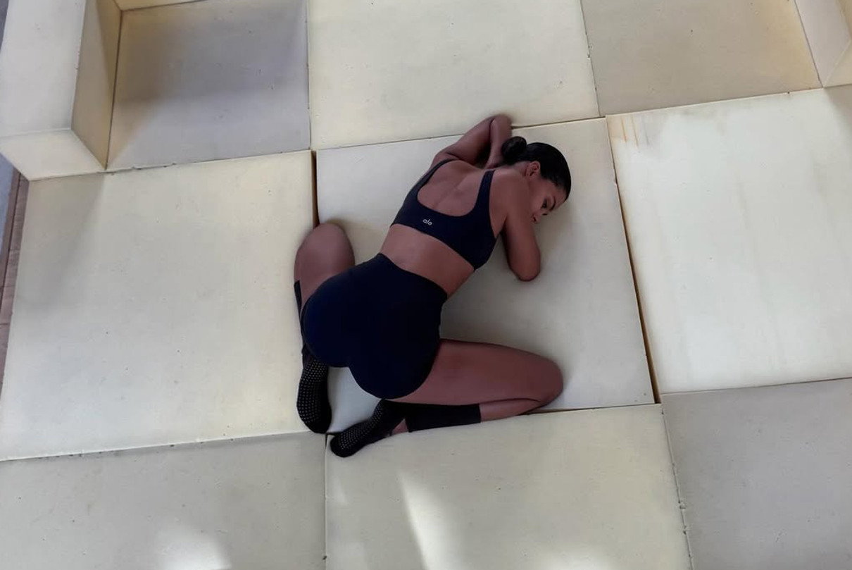 Тіна Кунакі у шортах спокусливо повигиналася на підлозі