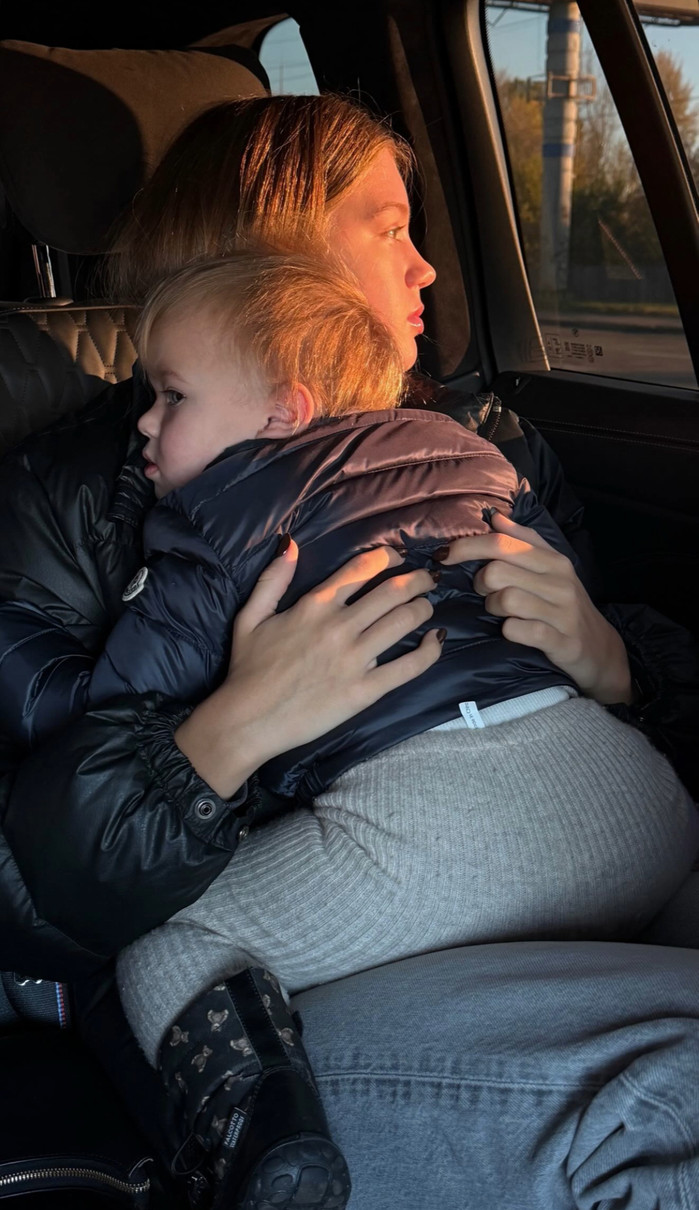 Дружина Усика замилувала, як старша дочка тримає на руках меншу