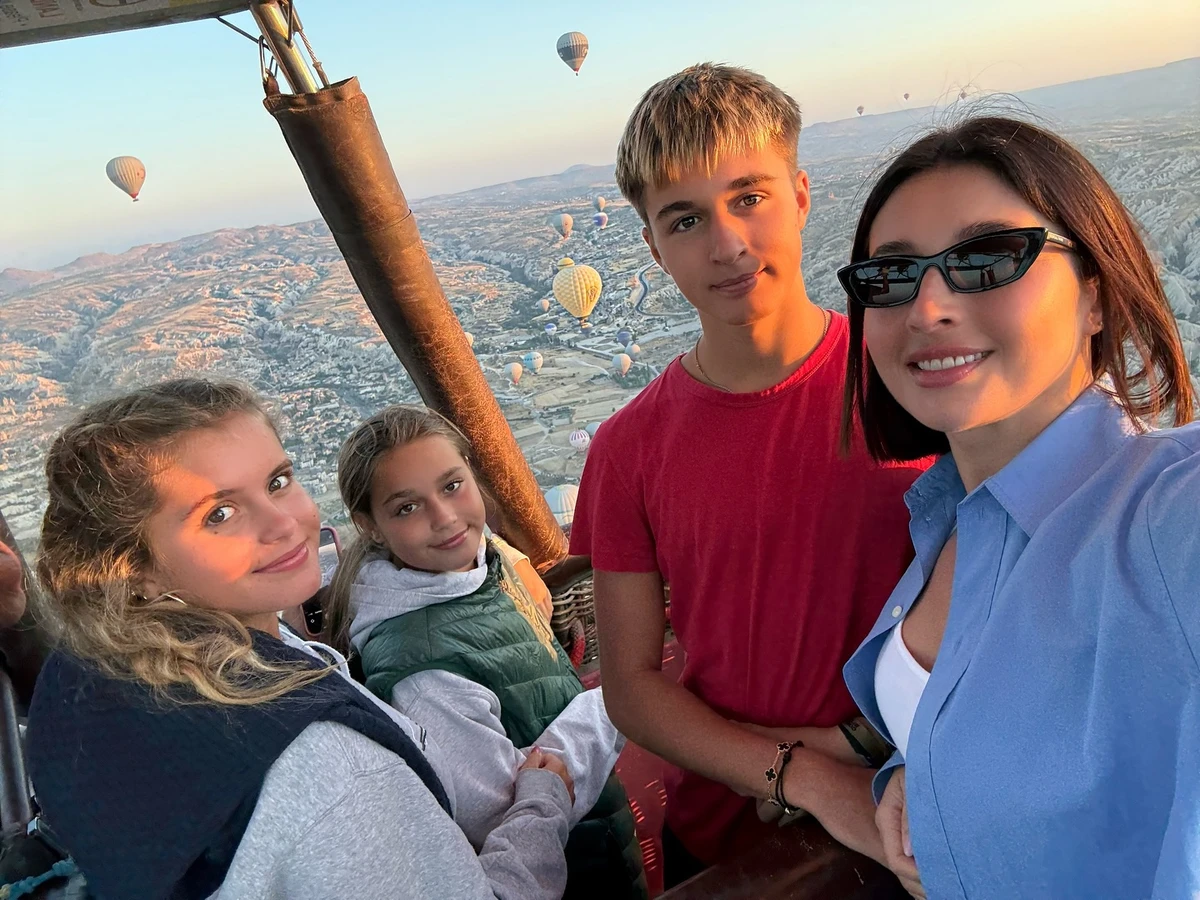 Марина Ярославська з трьома дітьми