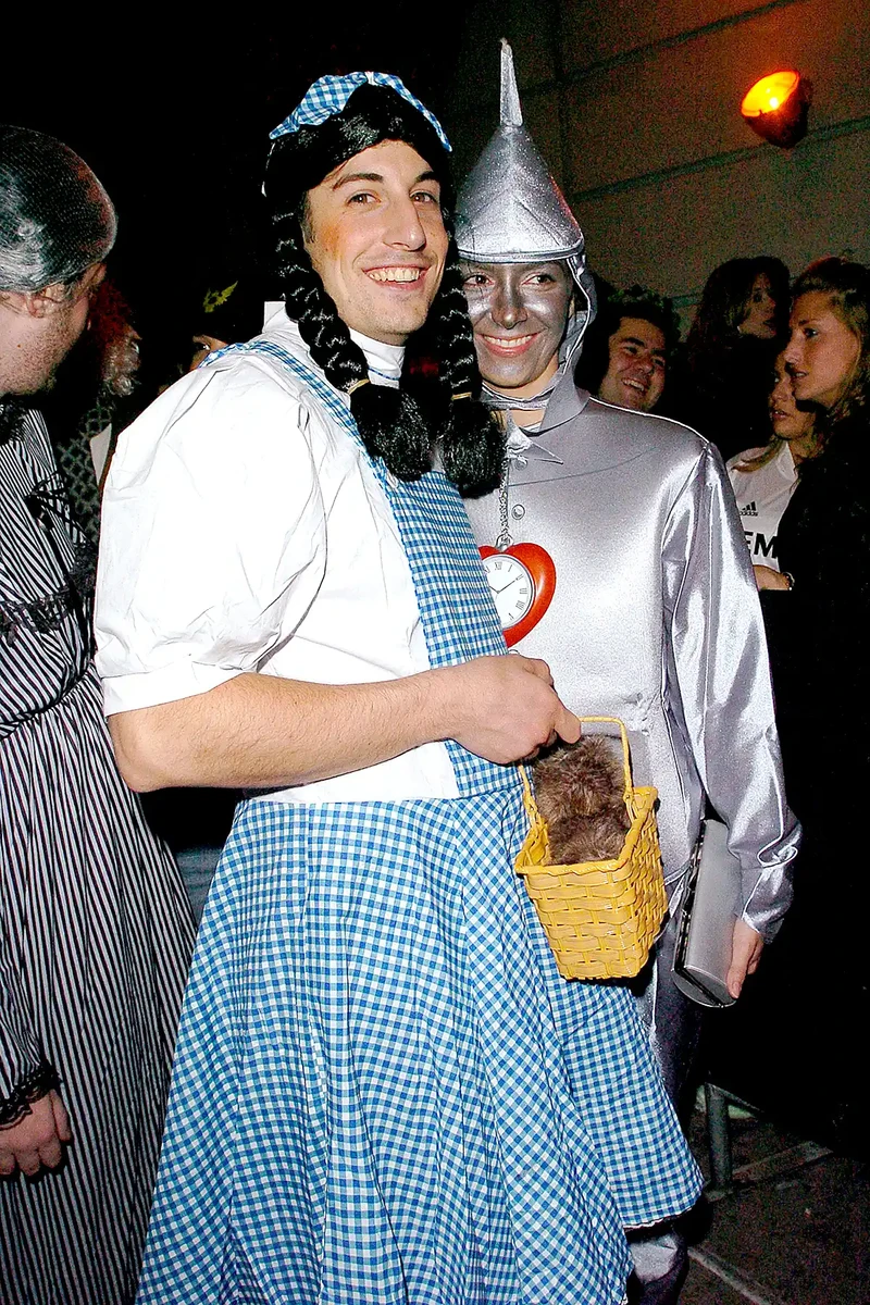 Джейсон Біггс в образі Дороті з Чарівник країни Оз